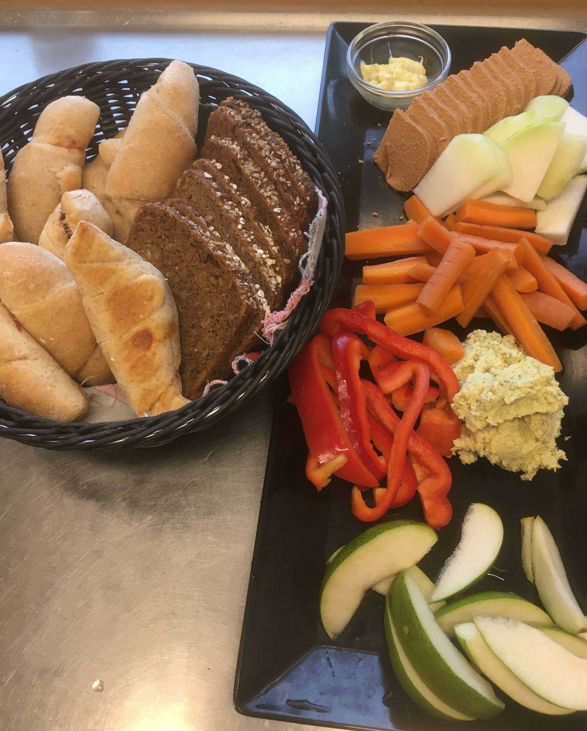 Fad med grønsager og brød