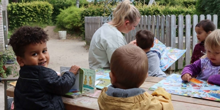 Vi lægger stor vægt på at hjælpe børnene med at blive gode til at tale - vi læser f.eks. meget med børnene.