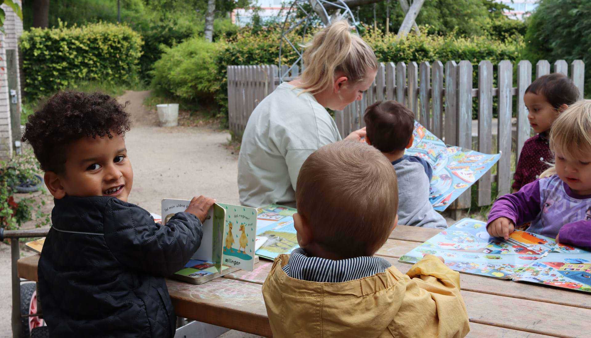 Vi lægger stor vægt på at hjælpe børnene med at blive gode til at tale - vi læser f.eks. meget med børnene.