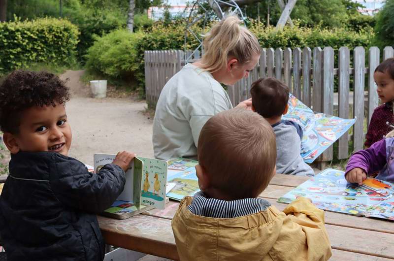 Vi lægger stor vægt på at hjælpe børnene med at blive gode til at tale - vi læser f.eks. meget med børnene.