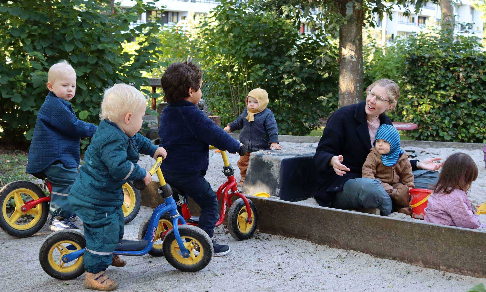 Se hvor gode vi er til at cykle - vi voksne deler børnenes glæde over at kunne selv