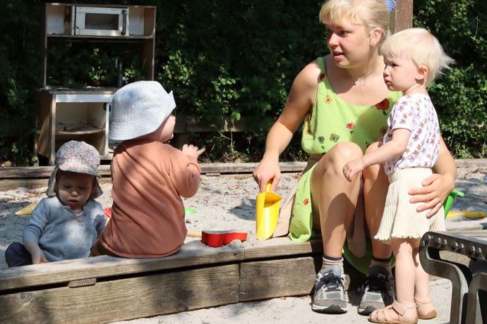 Sandkassen er både sted for leg og en god snak.