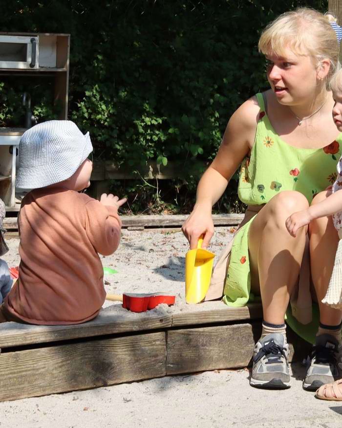 Sandkassen er både sted for leg og en god snak.