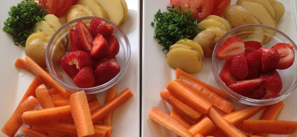 pålægsfade med forskellige grønsager og leverpostej - og friske jordbær til dessert