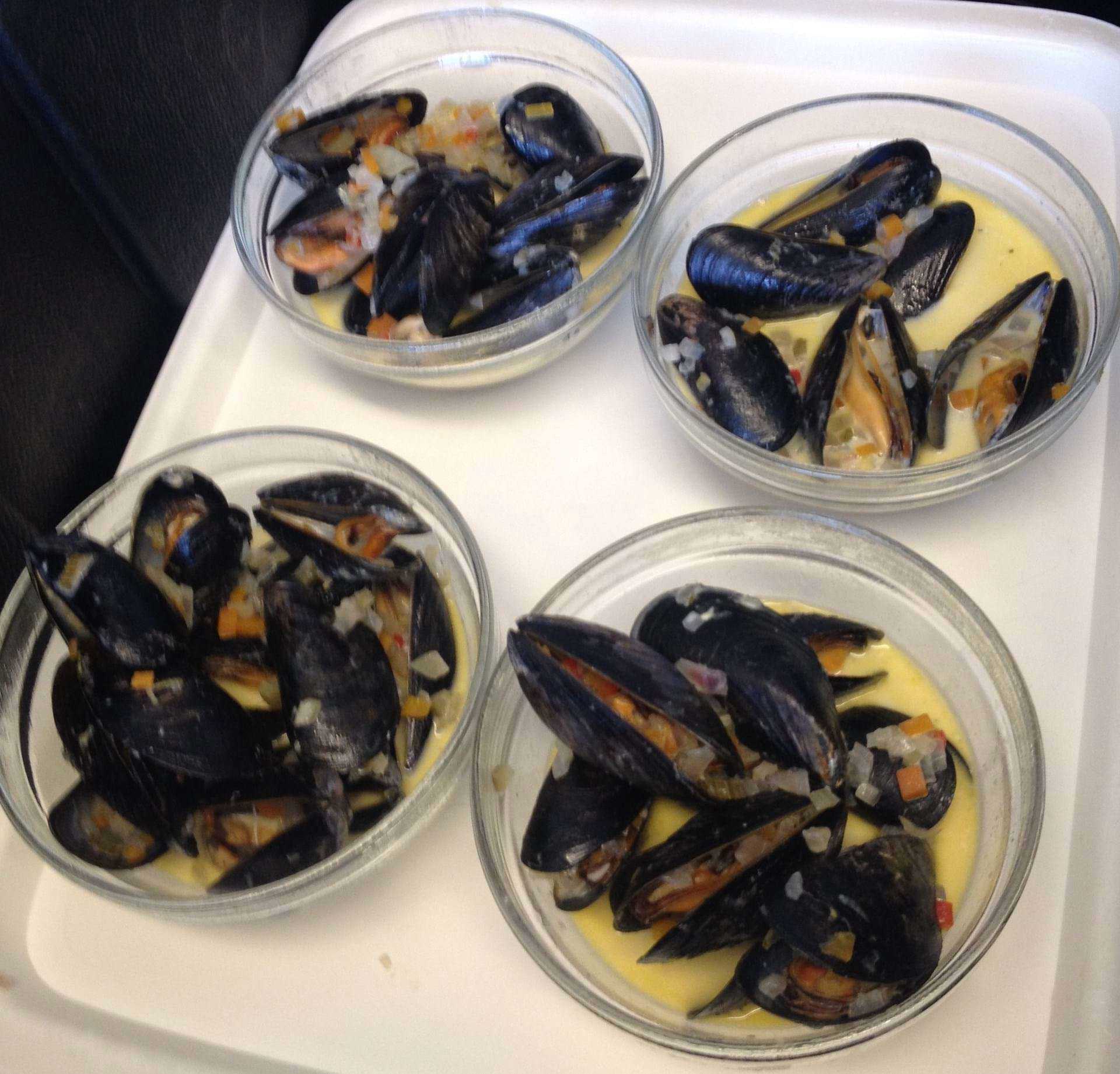 Skåle med kogte muslinger