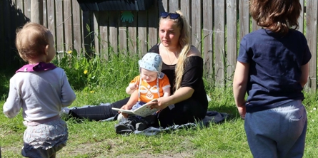 Vi hjælper børnene med at udvikle deres sprog - her er der oplægning ude på legepladsen