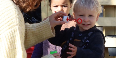 Det er sjovt at puste sæbebobler