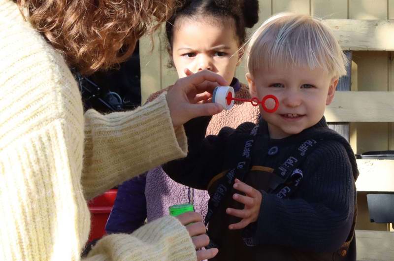 Det er sjovt at puste sæbebobler