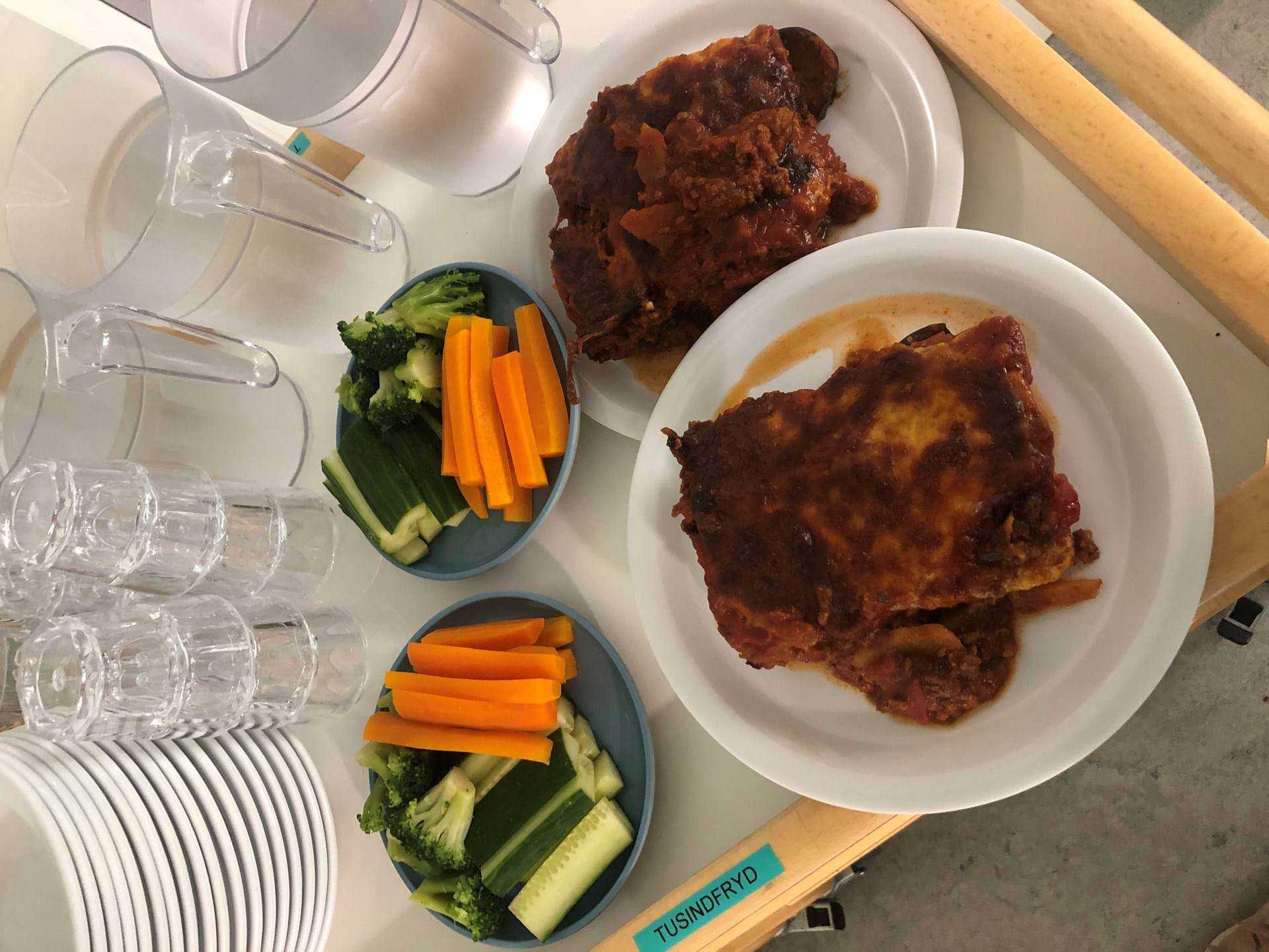 Mørksej i fad med grønsager - klar til servering