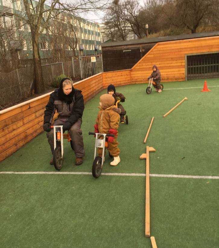 Vi øver os i at cykle - og det er godt at kunne starte med at køre rundt på boldbanen