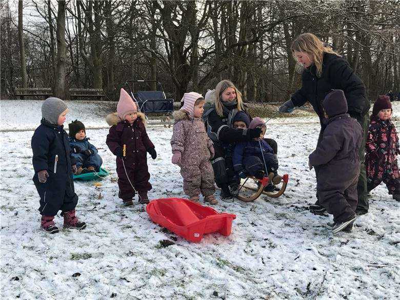 Vi er ude hver dag - også om vinteren og her er vi i gang med at kælke