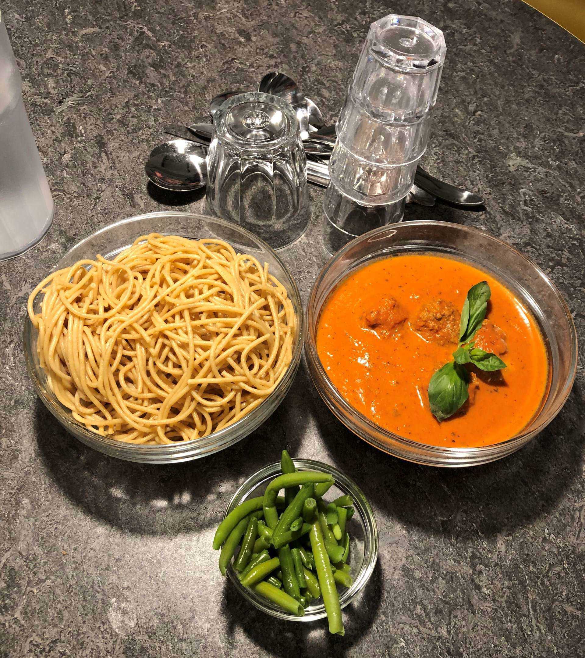 Kødboller i tomatsovs med pasta og bønner - nu venter vi bare på at børnene kommer