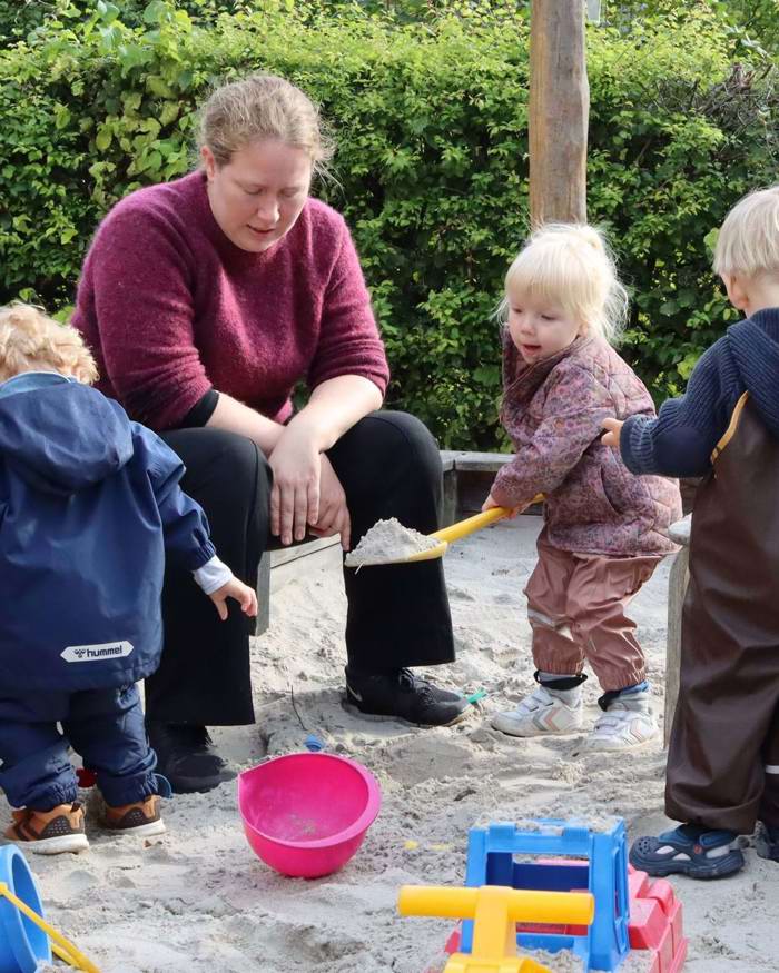 Sandkassen er populær - der er så mange muligheder for at bruge sin krop