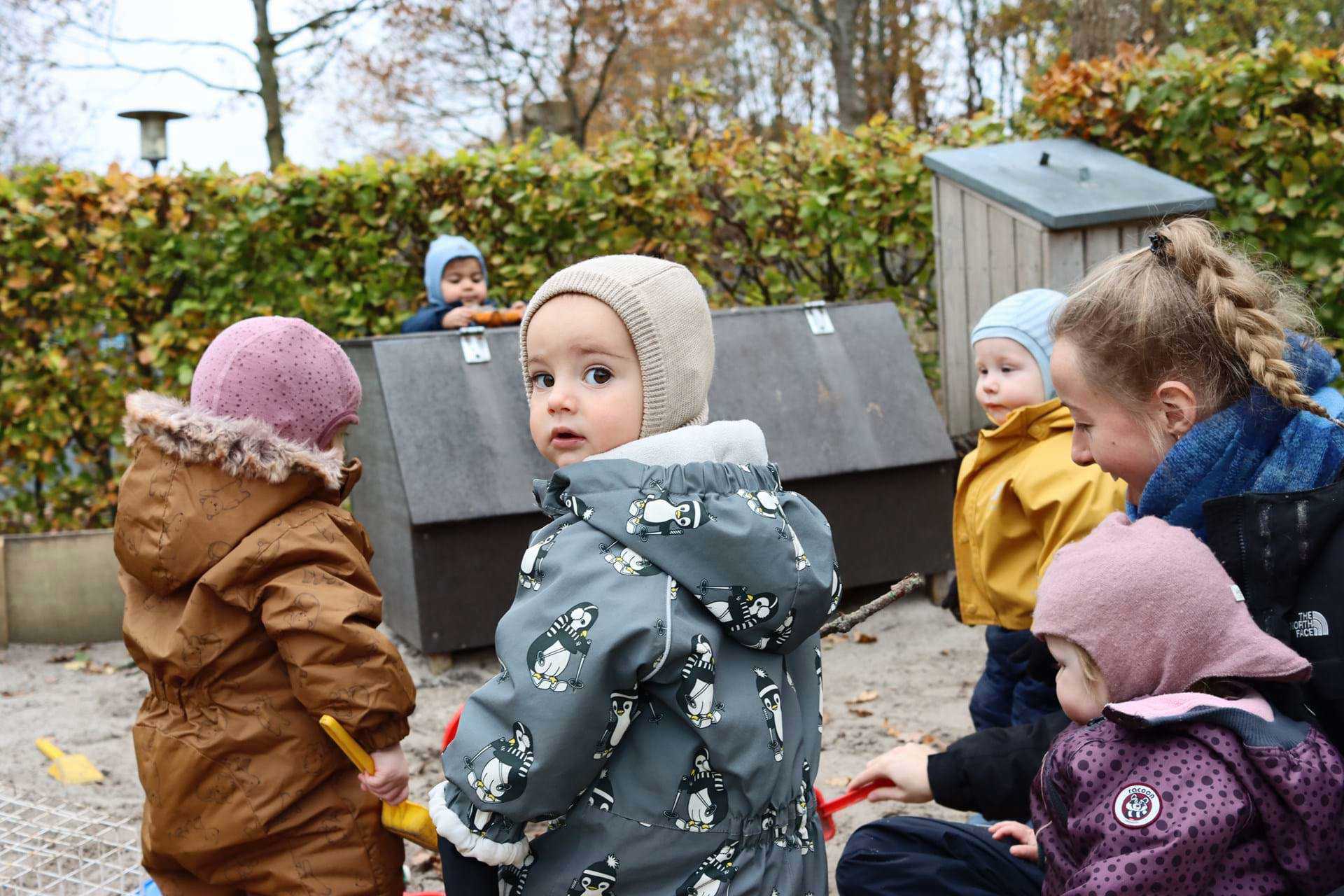 Vi er ude på legepladsen hver dag - her er vi i sandkassen