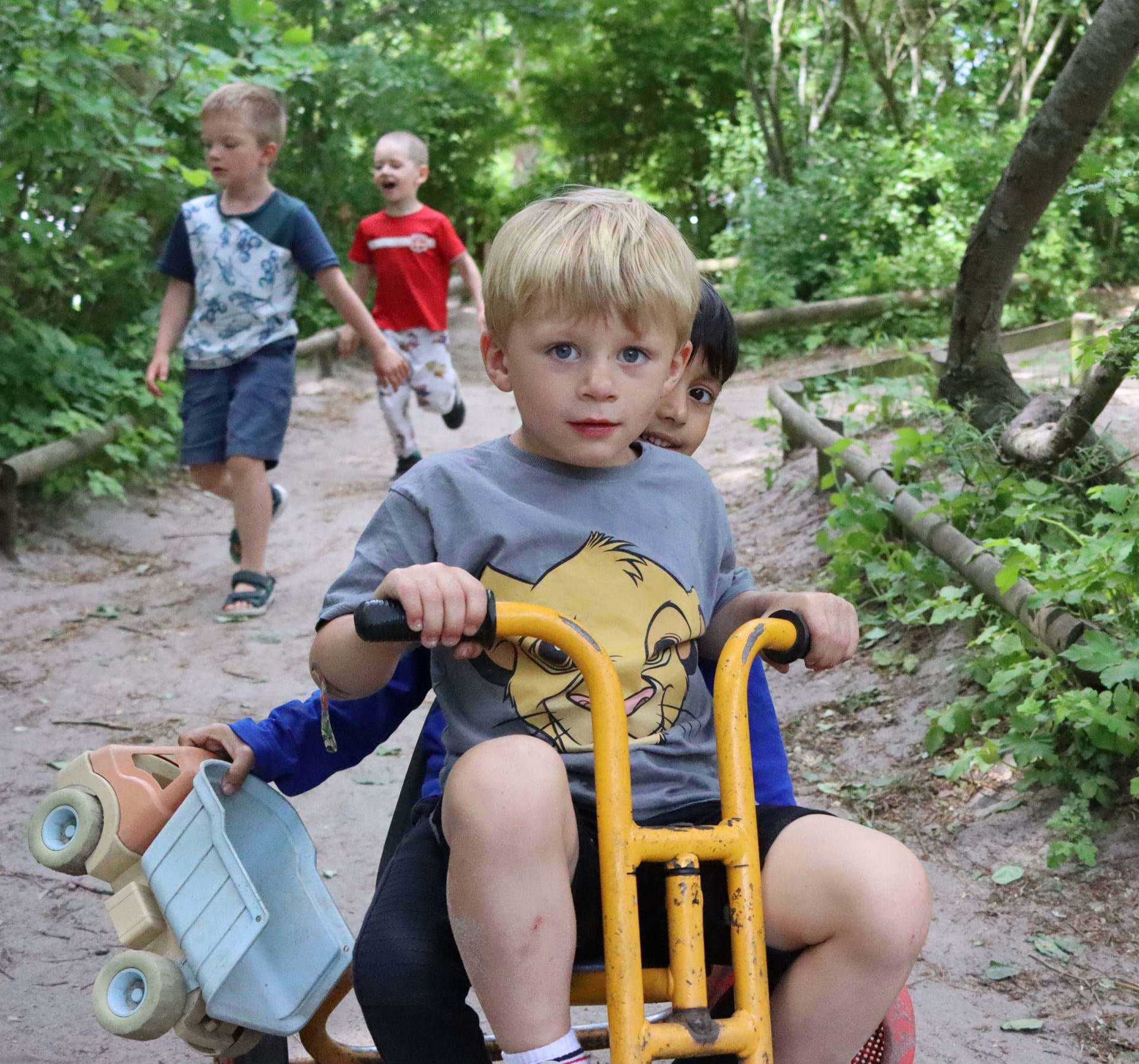 Der er gang i børnene - de løber, cykler, hopper, klatrer, springer, hinker og meget mere.