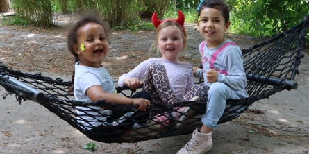 En god snak med veninderne i hængekøjen - det er hyggeligt