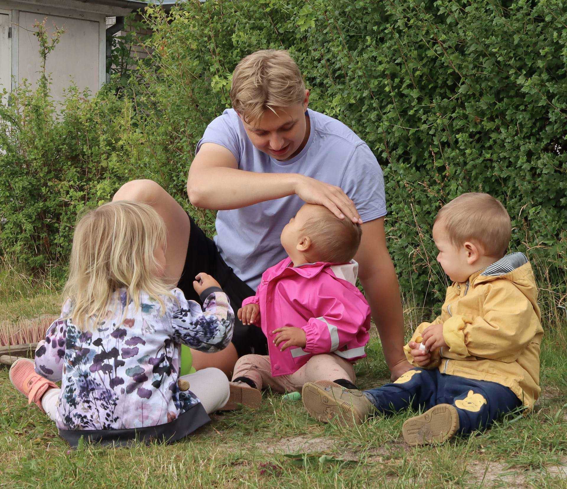 Børnene er både i små og mindre grupper.