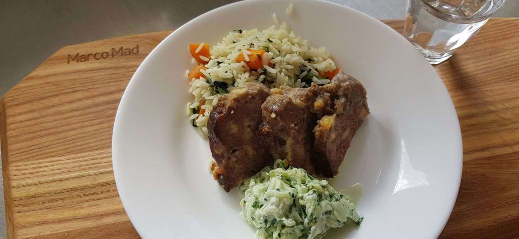 Farsbrød med tzatziki, ris og grønsager