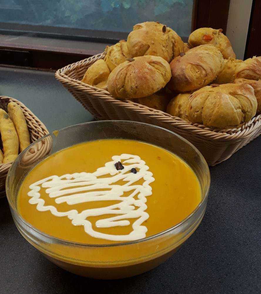 Mad til Halloween - gul suppe og boller