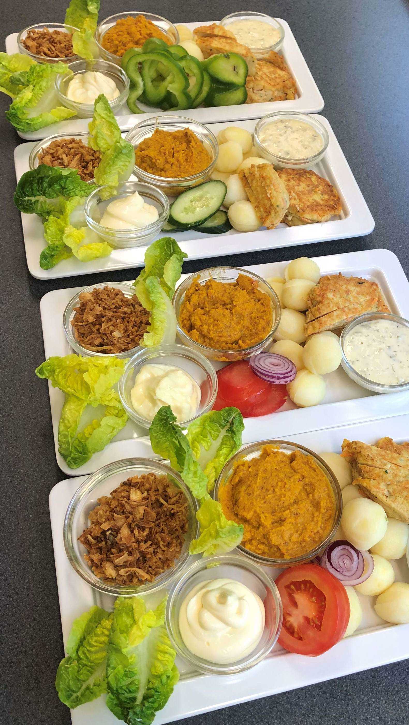 Pålægsfade med gulerodsspread og grønsager - klar til servering