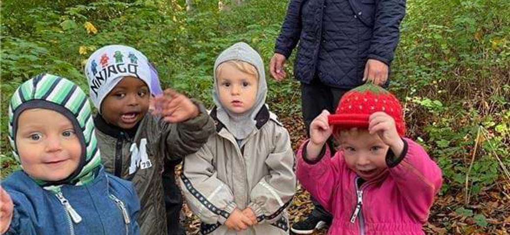 Vuggestuebørn er glade for at være på tur i Botanisk Have
