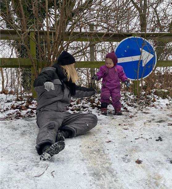 Selv den mindste smule sne kan bruges til at rutche ned ad kælkebakken