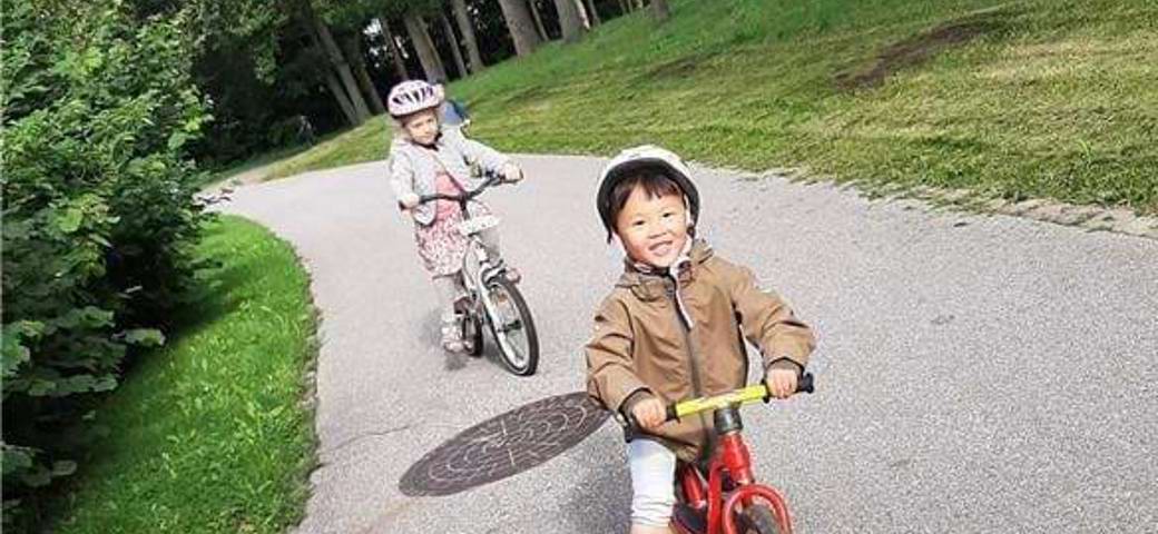 Hvert år cykler de ældste børn rundt om Brabrandsøen - så der trænes trafikregler og stærke ben inden, for det er en lang tur