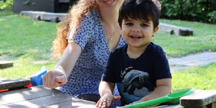 Musik og rytmer - et barn og en voksen giver et nummer på vores xylofon. Musikpædagogik er en del af vores hverdag.