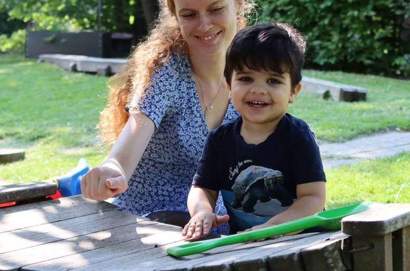 Musik og rytmer - et barn og en voksen giver et nummer på vores xylofon. Musikpædagogik er en del af vores hverdag.