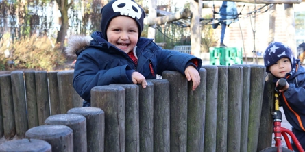 Det er sjovt at være ude på legepladsen - og det er vi hver dag