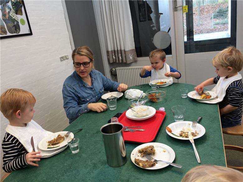 Frokosten er en helt særlig tid på dagen. Vi spiser god mad lavet i vores eget køkken, og rundt om bordet går snakken lystigt.