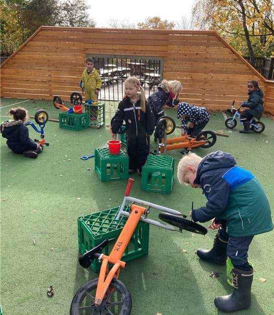 Børnene har først et cykelværksted og bagefter skal der cykles!