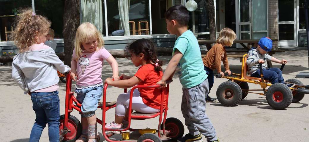 Børnene indgår i mange forskellige fællesskaber - og de er gode til at lege sammen og samarbejde.