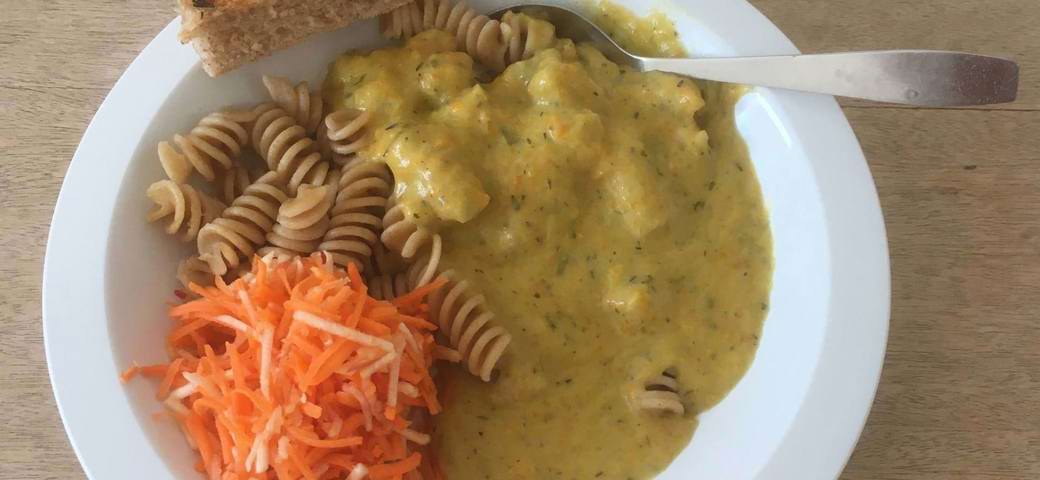 Cremet grønsagssovs med pasta, hvidløgsbrød og selleri- og gulerodsråkost