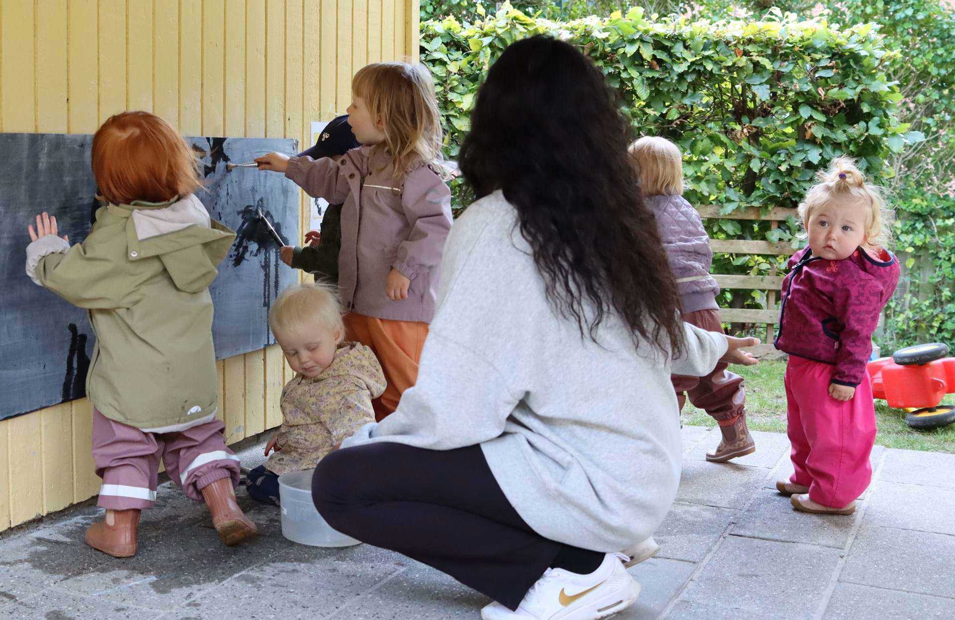 Børnene er kreative - her maler de med vand