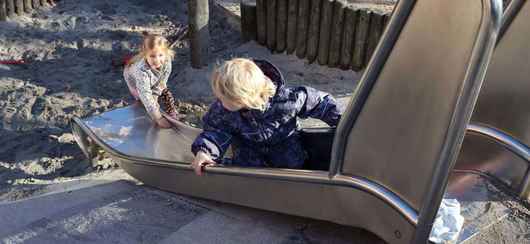 To børn leger på rutchebanen - man kan også rutche baglæns