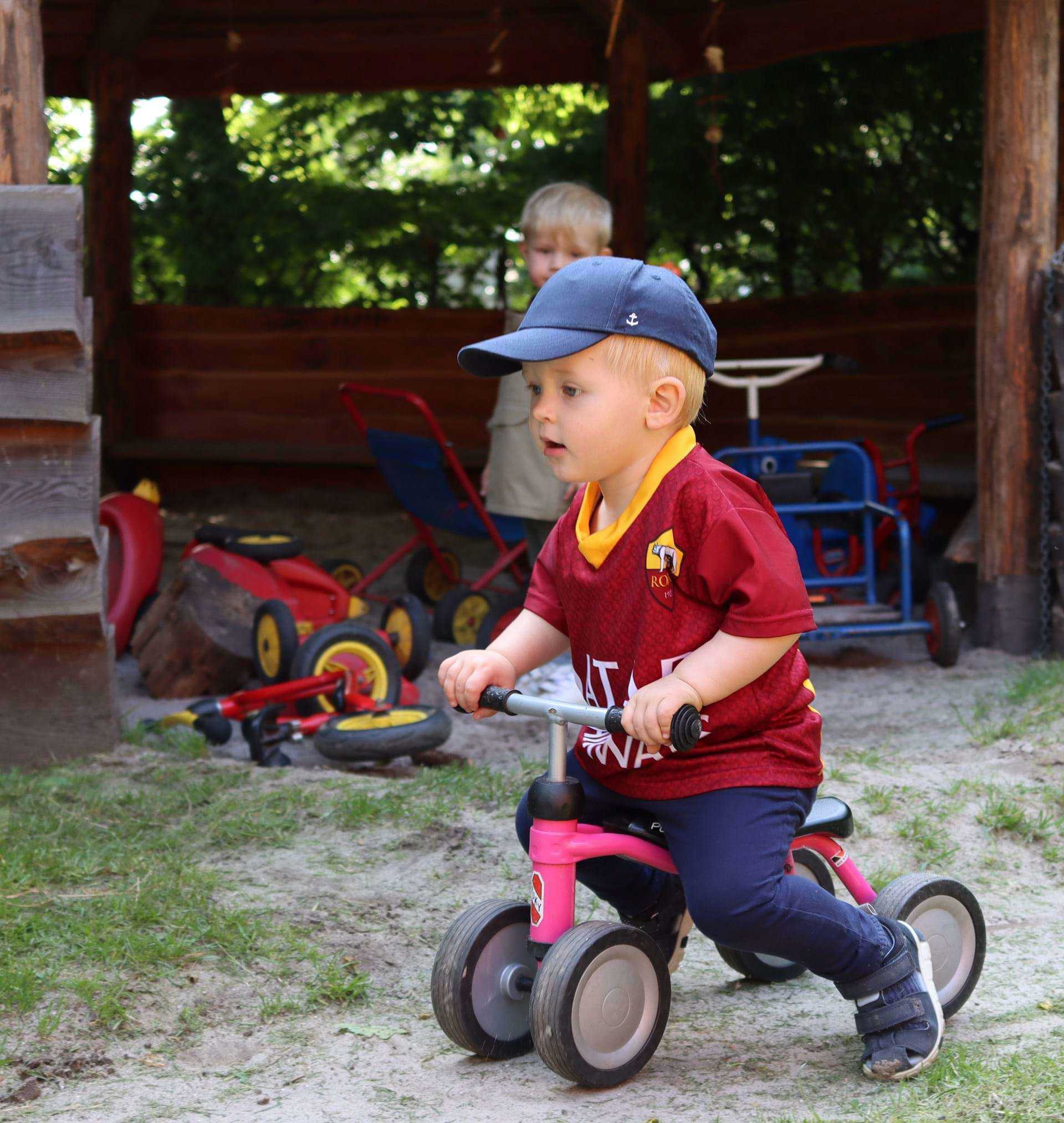 Fart over feltet - børnene kan vælge mellem forskellige løbecykler og scootere. Det er med til at udvikle deres motorik.