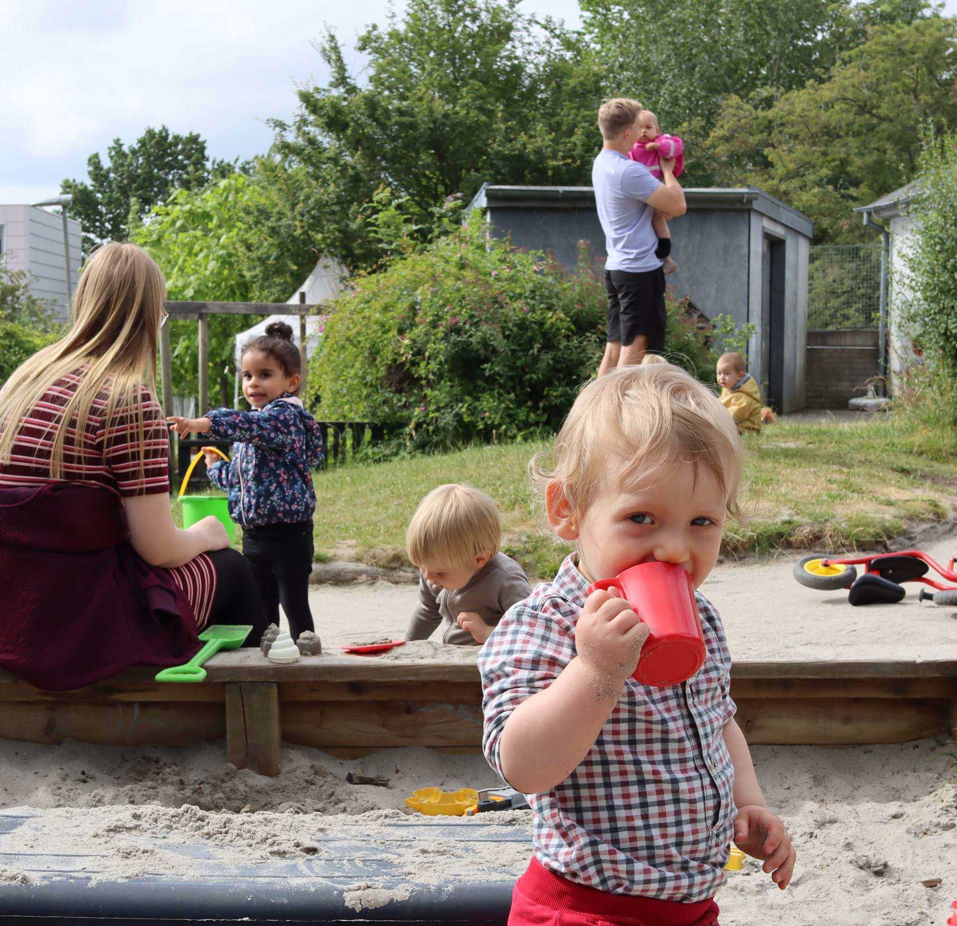 I vuggestuen er vi ude hver dag - der er så mange ting, vi kan lege med her