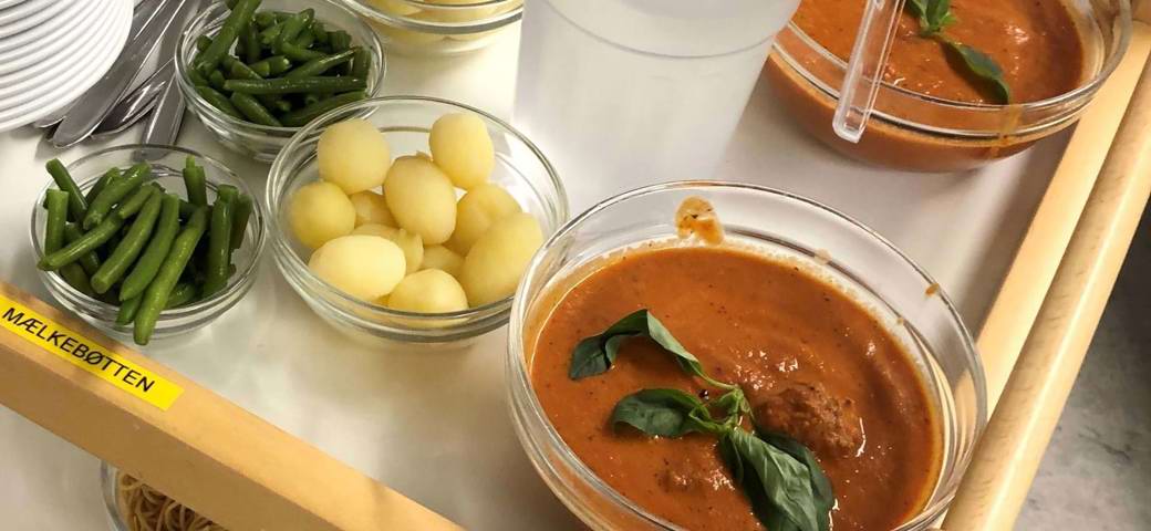 Kødboller i tomatsovs med kartofler, pasta og bønner - rullevogn klar til servering