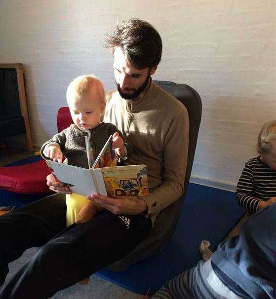 Vi har stort fokus på at støtte børnene i at blive gode til at bruge deres sprog - det gør vi bl.a. med højt læsning