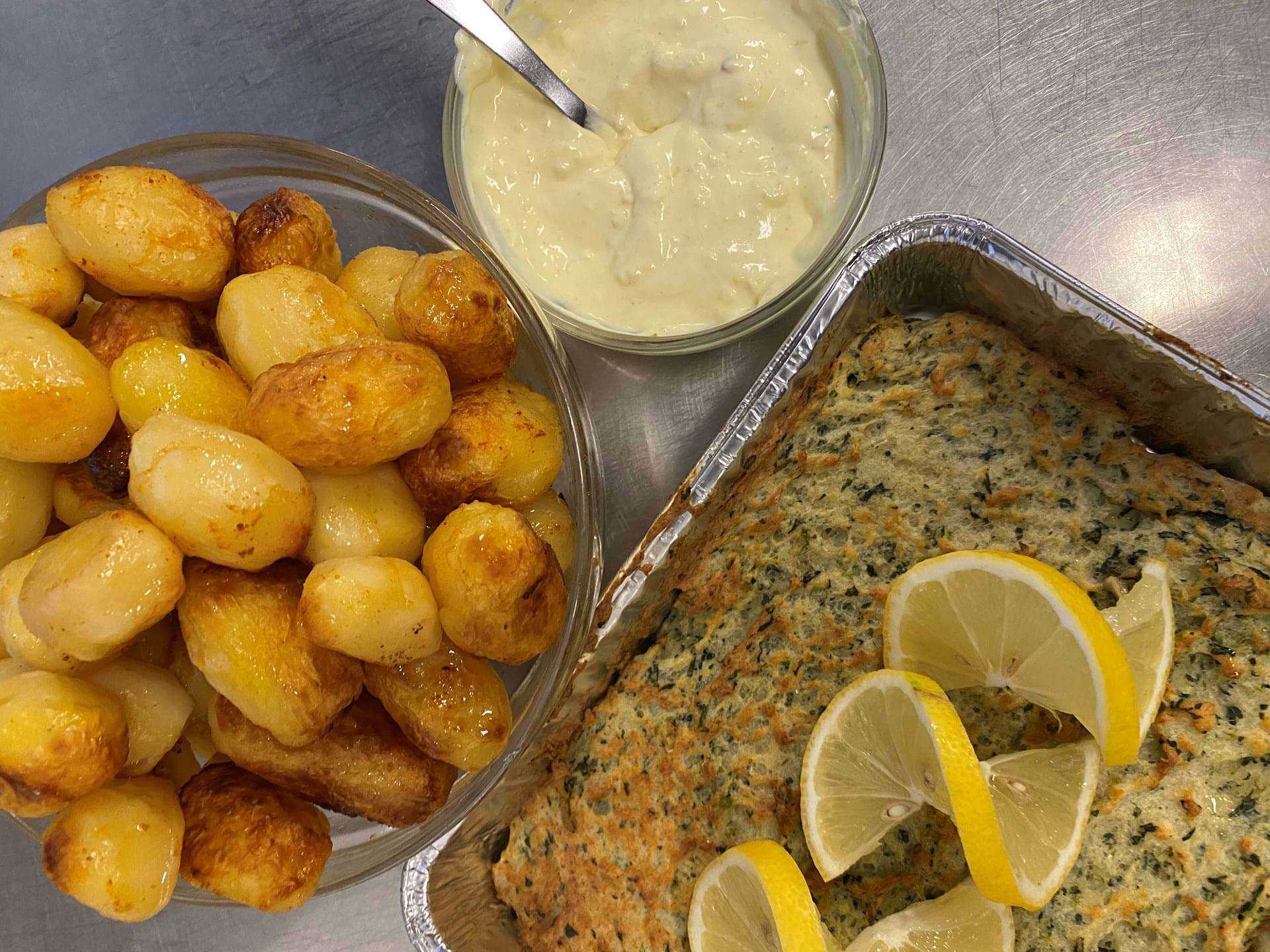 Ovenbagt fiskeret med kartofler og hjemmelavet remoulade