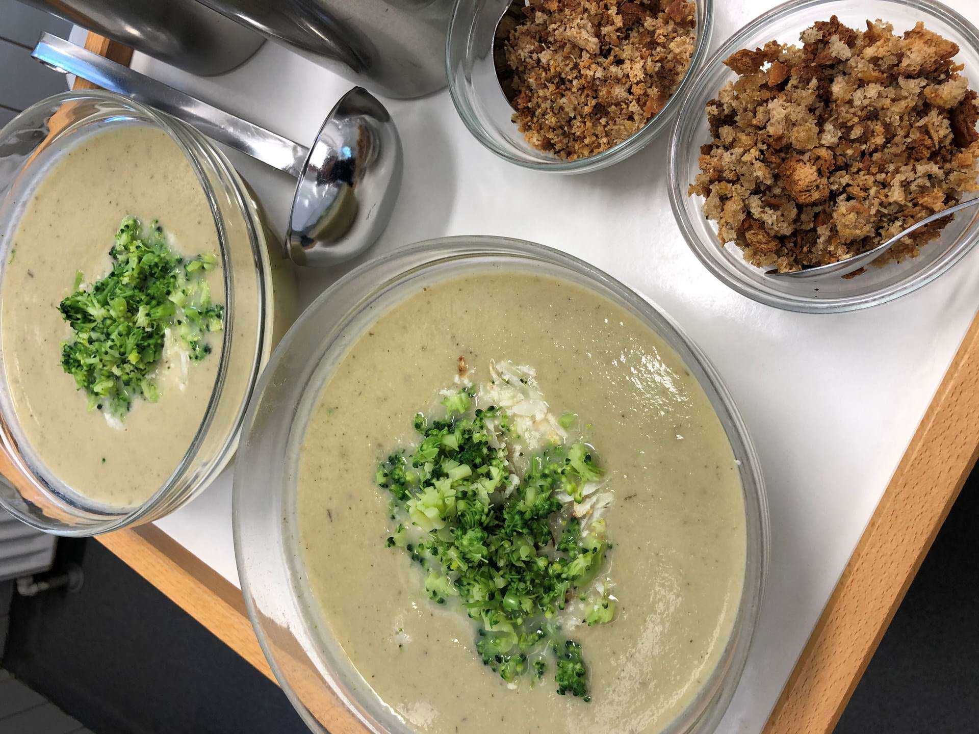 Suppe med broccoli og knas til at drysse ovenpå