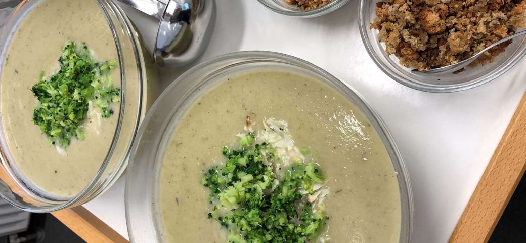Suppe med broccoli og knas til at drysse ovenpå