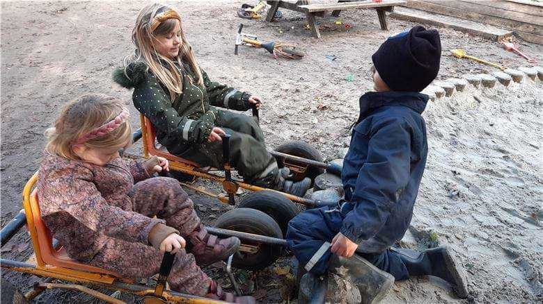 Mooncars er et stort hit på legepladsen - her holder to piger en kort pause, inden de kører videre.