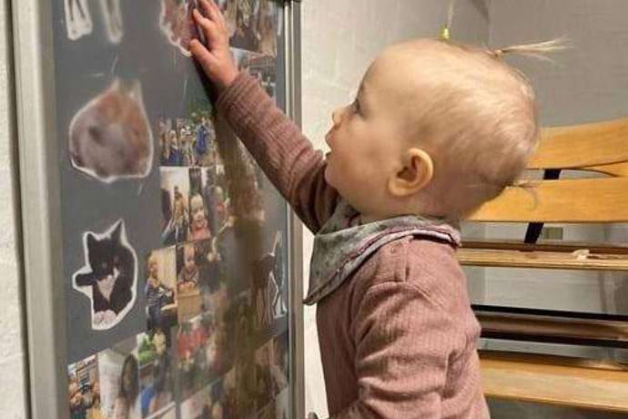 Vi har indrettet vores hus, så tingene passer til vuggestuebarnet - her er f.eks. sat tavler ned i den rigtige højde