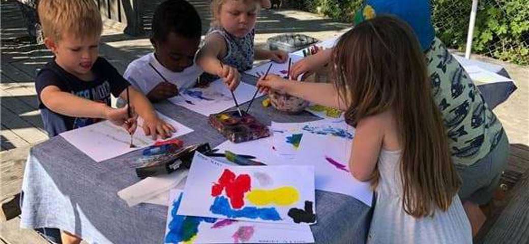 Børn er i gang med at lave flotte malerier