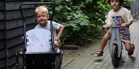 På fliserne rundt om bygningen kan man bruge løbecykel