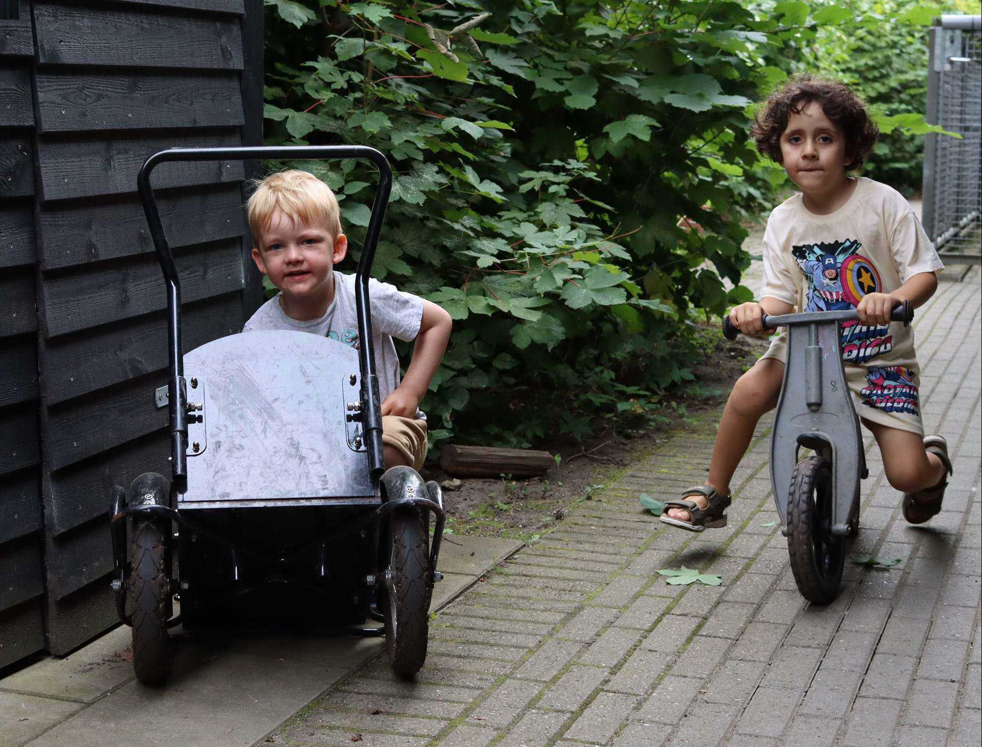 På fliserne rundt om bygningen kan man bruge løbecykel