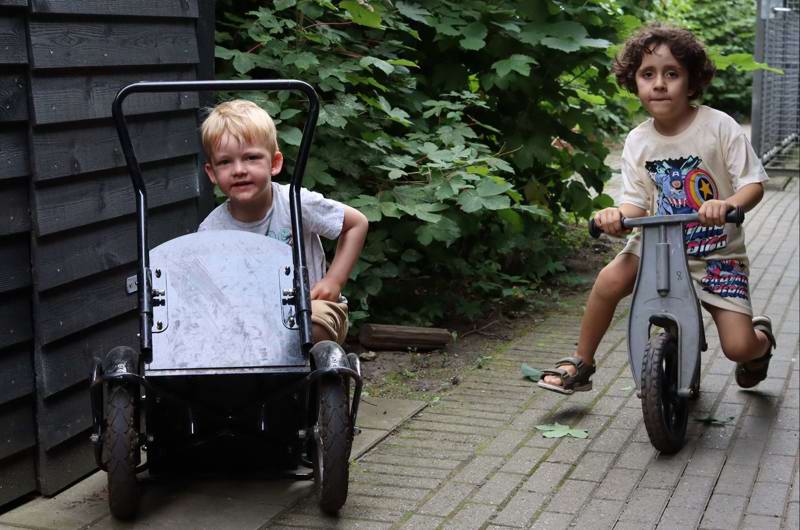 På fliserne rundt om bygningen kan man bruge løbecykel
