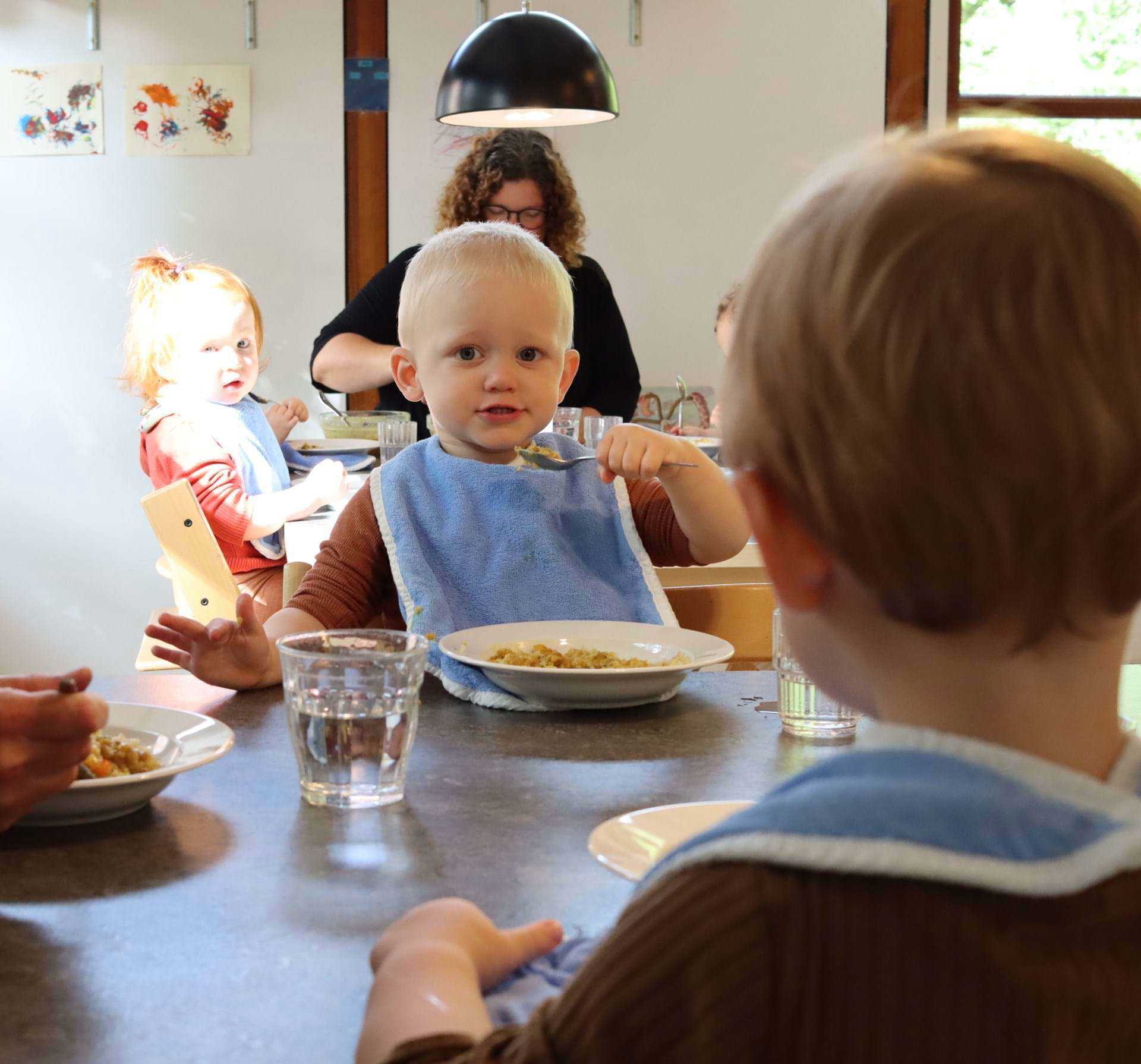 Vi har vores eget køkken, hvor der hver dag laves mad - det nyder børnene godt af